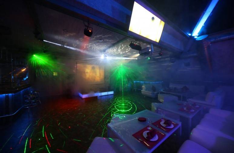 Бильярд в ресторане клуба высотка