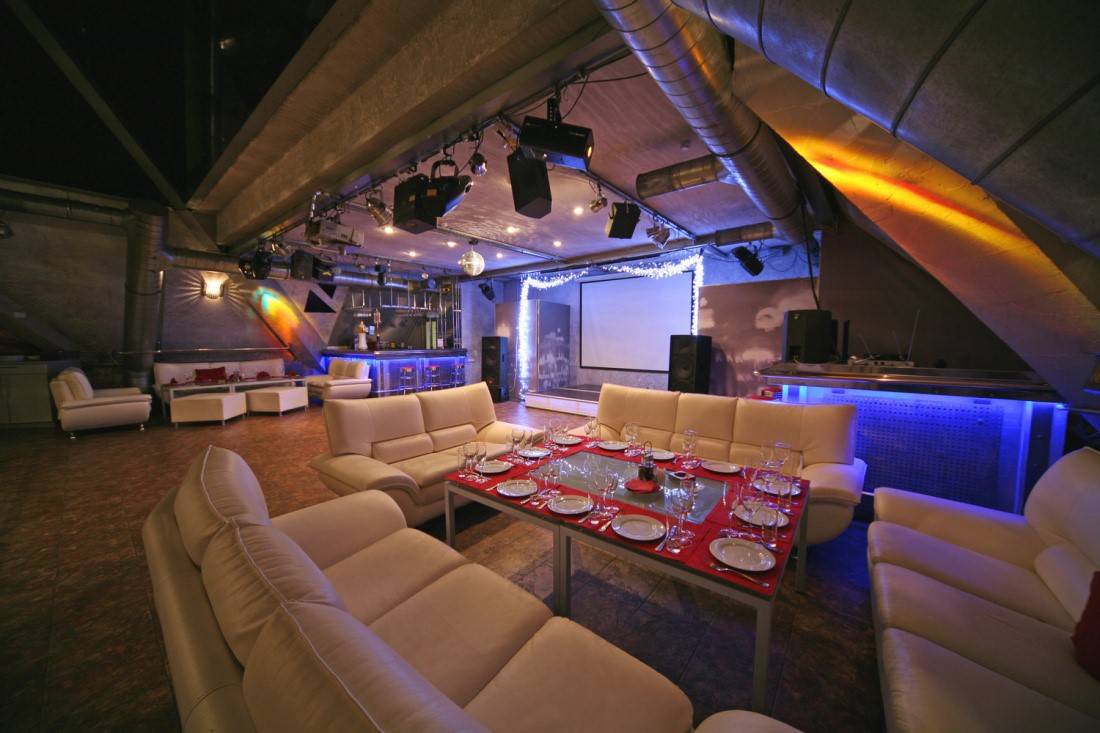 Ресторан с боулингом в Москве в клубе «Высотка»